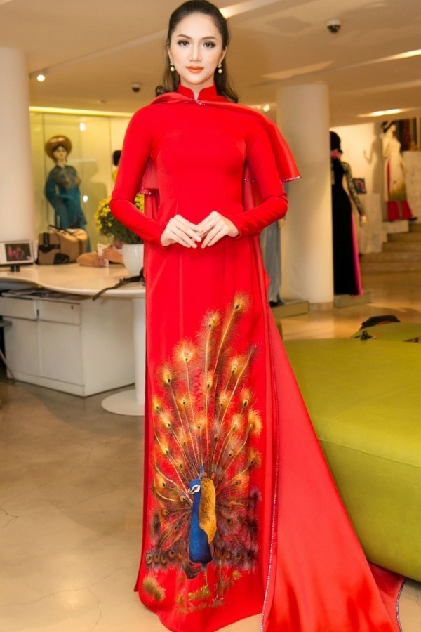 Đàm Vĩnh Hưng giúp Hương Giang chọn áo dài thi hoa hậu chuyển giới